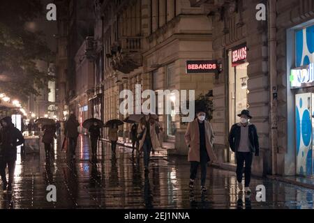 BELGRADO, SERBIA - 12 OTTOBRE 2020: Giovani, due giovani asiatici, amici, camminare indossando maschera di protezione equipaggiamento su Coronavirus Covid Foto Stock