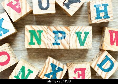 Blocco di lettere dell'alfabeto nella parola NPV (Abbreviazione del valore attuale netto) con un altro su sfondo di legno Foto Stock