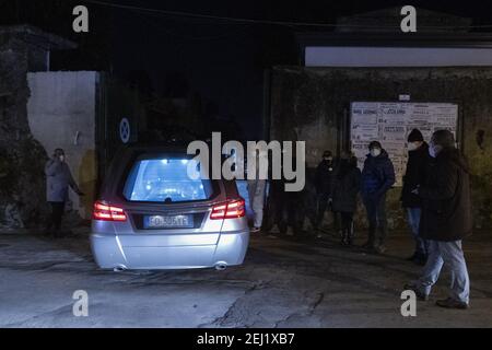 Ottaviano, Italia. 20 Feb 2021. 2/20/2021 - arriva nel cimitero di Ottaviano la foce contenente la bara di Raffale Cutolo bos della Camorra. (Foto di IPA/Sipa USA) Credit: Sipa USA/Alamy Live News Foto Stock