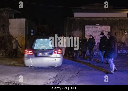 Ottaviano, Italia. 20 Feb 2021. 2/20/2021 - arriva nel cimitero di Ottaviano la foce contenente la bara di Raffale Cutolo bos della Camorra. (Foto di IPA/Sipa USA) Credit: Sipa USA/Alamy Live News Foto Stock