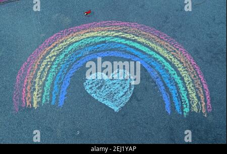 Chalk Rainbow sul marciapiede Foto Stock