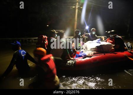 Durante l'evacuazione, i volontari trasportano le vittime delle inondazioni utilizzando imbarcazioni in gomma. A causa delle forti piogge degli ultimi giorni, la città di Giacarta e l'area circostante la periferia della città hanno inondato la città. Foto Stock