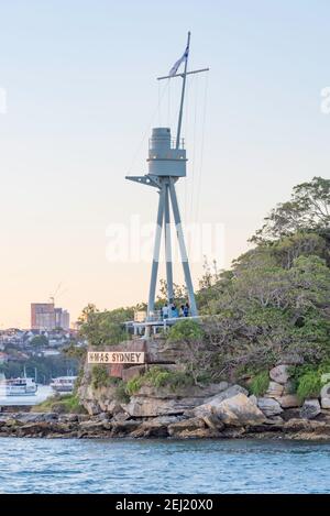 Il preemast dell'incrociatore navale HMAS Sydney a Bradley's. Head in Sydney Harbour è un monumento a tutti gli australiani navi e marinai hanno perso in conflitto Foto Stock