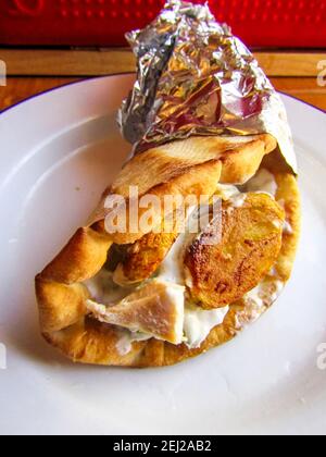 Gyros di pollo fatti in casa con salsa Tzatziki, Creta, Grecia Foto Stock