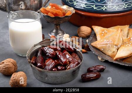 Il pasto mangiato dai musulmani dopo il tramonto durante il Ramadan su sfondo grigio. Concetto di cibo arabo. Foto Stock