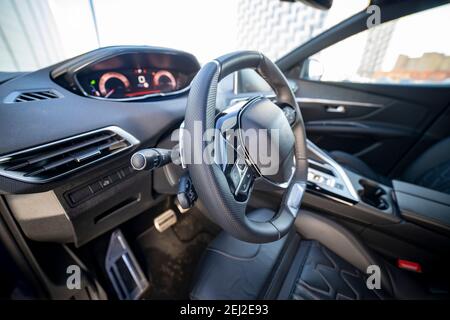 sedile di guida e volante interni di un'auto moderna e alla moda Foto Stock