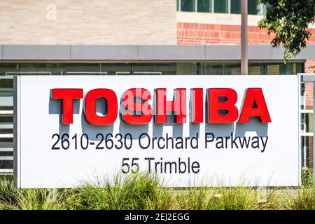 Set 18, 2020 San Jose / CA / USA - logo Toshiba presso la sede centrale di Toshiba America Electronic Components nella Silicon Valley; Toshiba Corporation è un Foto Stock