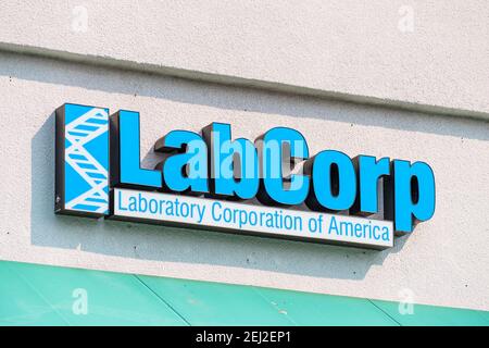 2 ottobre 2020 Sunnyvale / CA / USA - Labcorp logo presso uno dei centri di assistenza pazienti; Laboratory Corporation of America Holdings gestisce uno dei Foto Stock