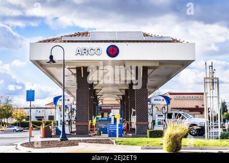 17 dic 2020 Brentwood / CA / USA - Arco (Atlantic Richfield Company) stazione di servizio con pannelli solari installati situato nella contea di Contra Costa Foto Stock