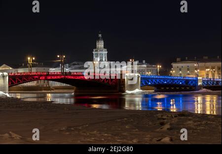 San Pietroburgo, Russia – 19 febbraio 2021: Illuminazione rossa notturna sul ponte del Palazzo sul fiume Neva in onore del Capodanno cinese Foto Stock