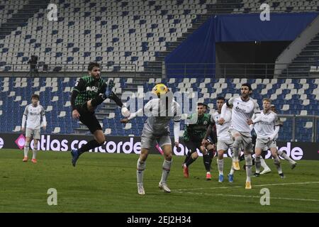 Bologna, Italia. 20 Feb 2021. Manuel Locatelli (Sassuolo)Takehiro Tomiyasu (Bologna)Roberto Soriano (Bologna) durante il 'salie UNA partita tra Sassuolo 1-1 Bologna allo stadio Mapei il 20 febbraio 2021 a Reggio Emilia. Credit: Maurizio Borsari/AFLO/Alamy Live News Foto Stock