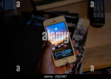 Un uomo gioca il nuovo gioco di realtà aumentata "for All Humanity: Time Capsule" sul suo iPhone. L'esperienza AR si basa sul dramma spaziale Apple TV+. Foto Stock