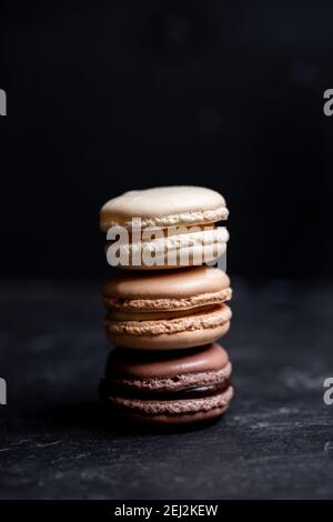 Un gruppo di amaretti francesi di umore scuro biscotti in beige e marrone Foto Stock