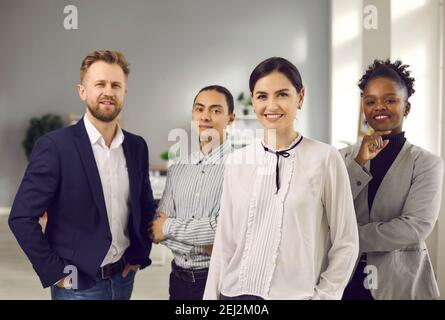 Collaborazione aziendale e team di specialisti di corse miste Foto Stock