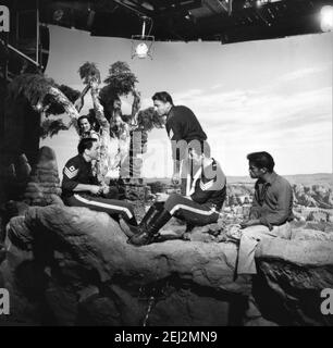 HENRY SILVA FRANK SINATRA PETER LAWFORD DEAN MARTIN E SAMMY DAVIS Jr sul set candid durante le riprese di SERGEANTS 3 / SERGEANTS TRE 1962 regista JOHN STURGES Essex Productions / Meadway-Claude Productions Company / United Artists Foto Stock