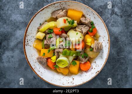 Cawl - tradizionale stufato gallese sostanzioso fatto di agnello con porri, patate, svedesi e carote Foto Stock