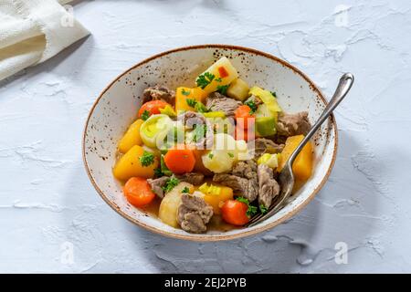 Cawl - tradizionale stufato gallese sostanzioso fatto di agnello con porri, patate, svedesi e carote Foto Stock