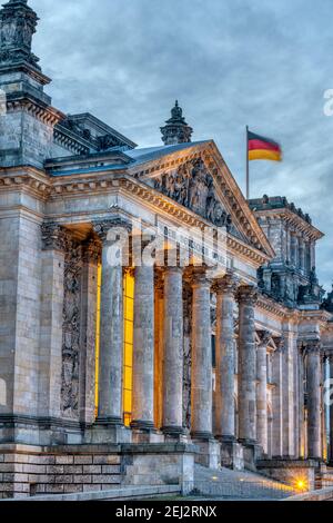 Il portale principale del Reichstag a Berlino all'alba Foto Stock