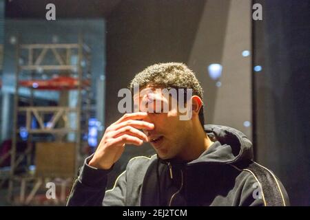 Barcellona, Spagna. 20 Feb 2021. Un manifestante ferito da frammenti di vetro dalle finestre si è abbattuto durante la dimostrazione.manifestanti dimostrati per il quinto giorno dopo il rapper Pablo Hasél è stato arrestato per aver insultato la famiglia reale spagnola nelle sue canzoni e in altri atti di violenza. Credit: SOPA Images Limited/Alamy Live News Foto Stock