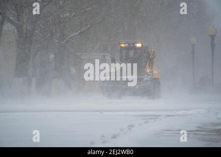 Attrezzature per la rimozione della neve, servizi pubblici e servizi municipali stanno liberando la neve dalle strade in tempesta di neve, Blizzard e nevresta.in condizioni climatiche Foto Stock