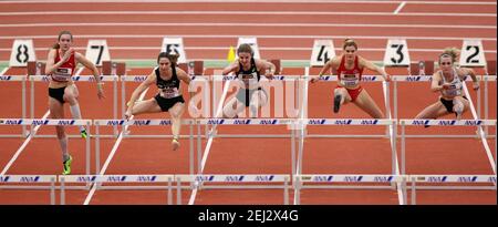 Città di Dortmund, Germania. 20 febbraio 2021. Firo: 20.02.2021, atletica, campionati indoor 2021, campionati indoor tedeschi 2021 a Dortmund, 60 metri hurdles donne, semifinali con LOBO Ricarda, secondo da sinistra, campione tedesco | usage worldwide Credit: dpa/Alamy Live News Foto Stock