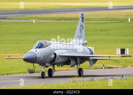 Pakistan Air Force PAC JF-17 Thunder aerei da combattimento a reazione che tassano alla pista al Paris Air Show. Francia - 20 giugno 2019 Foto Stock