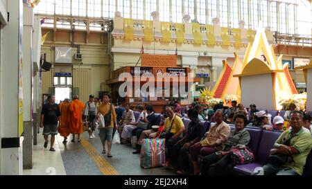 BANGKOK, THAILANDIA - 11 LUGLIO 2019: Stazione ferroviaria di Hua Lamphong, infrastruttura di trasporto ferroviario statale SRT. Monaco sacro buddista in arancio tradizionale Foto Stock