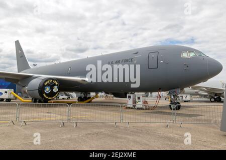 Nuovo US Air Force Boeing KC-46 Pegasus aereo petroliera in mostra al Paris Air Show. Francia - 20 giugno 2019 Foto Stock