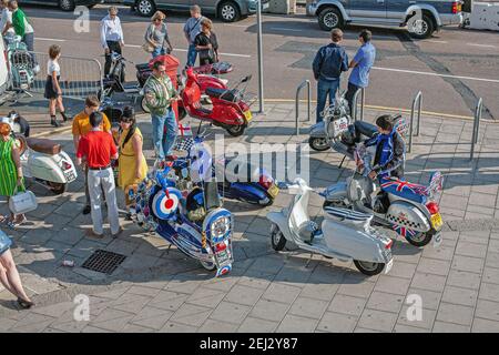 Brighton, England.Mods con Vespa e Lambretta scooter durante la tradizionale vacanza in banca a Brighton, Regno Unito Foto Stock