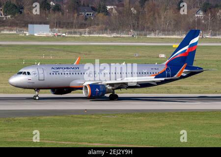 Aeroflot Russian Airlines Airbus A320-214(WL) in arrivo all'Aeroporto di Dusseldorf. Germania - 7 febbraio 2020 Foto Stock