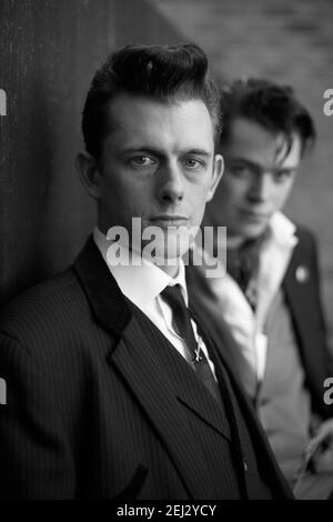 I Teddy Boys si riuniscono all'esterno di un pub a Luton, nel Regno Unito Foto Stock