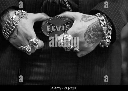 Teddy Boys con anelli di cranio e cintura Elvis. Foto Stock