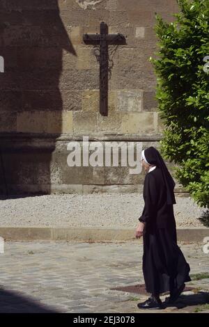 Nun a piedi accanto alla cattedrale di Zagabria, Croazia Foto Stock