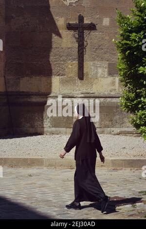 Nun a piedi accanto alla cattedrale di Zagabria, Croazia Foto Stock