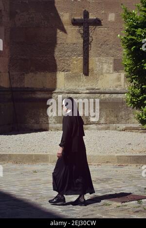 Nun a piedi accanto alla cattedrale di Zagabria, Croazia Foto Stock