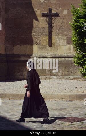 Nun a piedi accanto alla cattedrale di Zagabria, Croazia Foto Stock