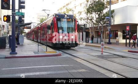 SAN DIEGO, CALIFORNIA USA - 4 GEN 2020: TRAM MTS su tram, trasporto pubblico ecologico di passeggeri. Stazione della linea elettrica del tram a Gaslamp Quar Foto Stock