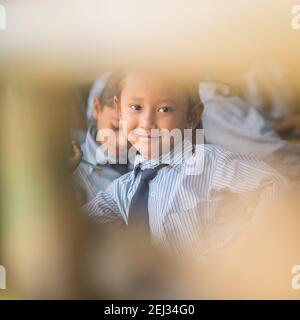 Pokhara, Nepal. 09-15-2017. Ritratto di una ragazza sorridente di un villaggio sulle montagne del Nepal che frequenta la scuola Foto Stock