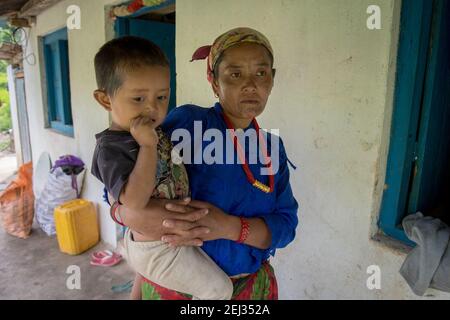 Pokhara, Nepal. 09-15-2017. Ritratto di madre e figlio che vivono in un piccolo villaggio sulle montagne del Nepal. Foto Stock