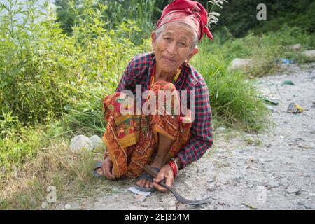 Pokhara, Nepal. 09-15-2017. Ritratto di una vecchia signora Fliving in un piccolo villaggio sulle montagne del Nepal. Foto Stock