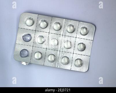 Foto di Bayer Adiro 100 mg compresse di farmaci aspirina parte utilizzato foglio e involucro di plastica contiene 15 compresse su sfondo bianco Foto Stock