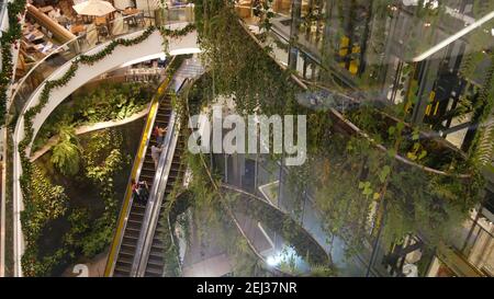 BANGKOK, THAILANDIA - 18 DICEMBRE 2018 il centro commerciale di lusso Emquartier. Design di centro commerciale, verde eco-compatibile concetto. Giardino pensile, f Foto Stock