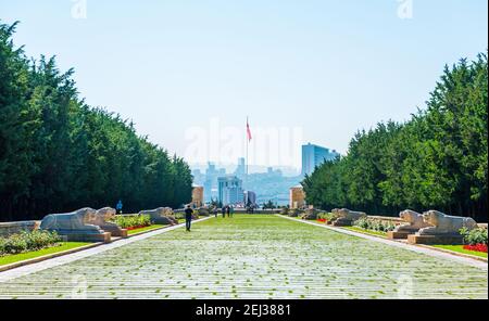 ANKARA, TURCHIA - 3 SETTEMBRE 2020: Lion Road in ANITKABIR. Le statue di leoni sulla strada. Ankara, Turchia. Foto Stock