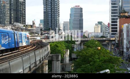 BANGKOK, THAILANDIA - 13 LUGLIO 2019: Vista della moderna città asiatica dalla piattaforma del treno sopraelevato bts. Treno sulla stazione della metropolitana. Trasporti pubblici a K Foto Stock