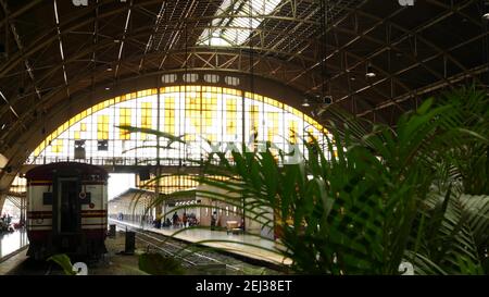 BANGKOK, THAILANDIA - 11 LUGLIO 2019: Stazione ferroviaria di Hua Lamphong, infrastruttura di trasporto ferroviario statale SRT. Passeggeri su piattaforma, persone e commu Foto Stock