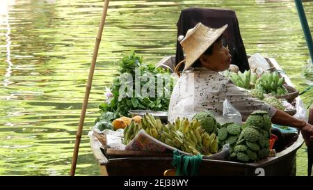 BANGKOK, THAILANDIA - 13 LUGLIO 2019: Mercato galleggiante Lat Mayom. Tradizionale canale del fiume khlong classico, donne contadine locali, barche a coda lunga con frutta Foto Stock