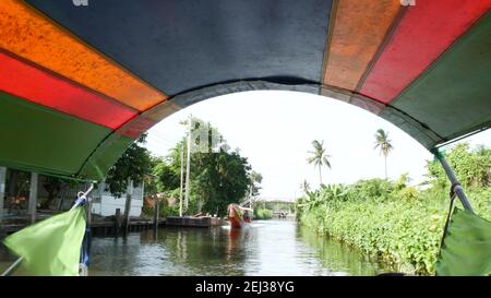 BANGKOK, THAILANDIA - 13 LUGLIO 2019: Canale fluviale asiatico tradizionale. Vista sul tranquillo canale khlong e case residenziali in Siam. Classica e iconica via d'acqua Foto Stock