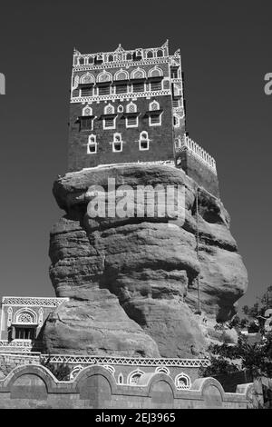 Immagine monocromatica, in bianco e nero del palazzo roccioso Dar al Hajar a Wadi Dhahr, vicino a Sana'a, Yemen Foto Stock