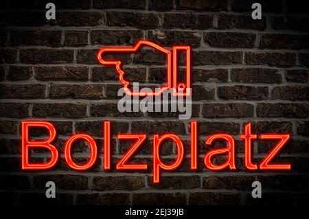 Foto di dettaglio di un cartello al neon su una parete con L'iscrizione Bolzplatz Foto Stock