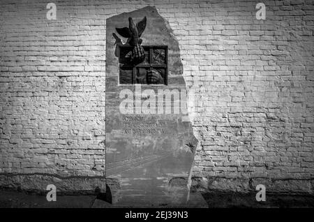 Monumento alle vittime della repressione politica nella città-isola di Sviyazhsk, Tatarstan. Bianco e nero Foto Stock